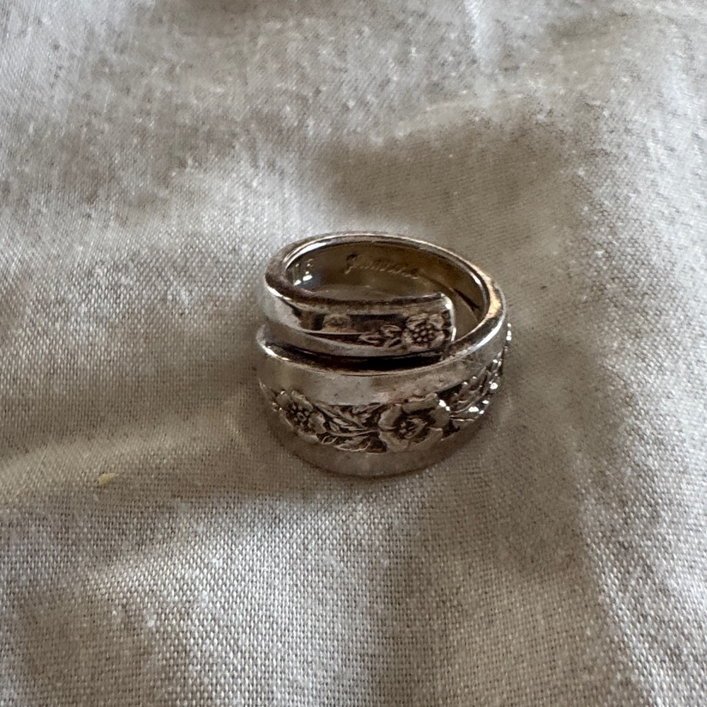 Elegant Silver Floral Ring
